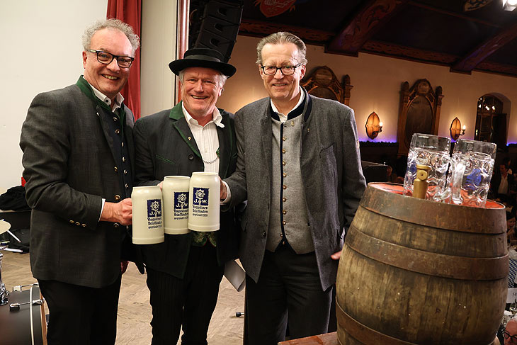  Augustiner-Bräu Wagner KG Geschäftsführer Dr. Martin Leibhard (li.) mit Peter Landstorfer sowie Augustiner Geschäftsführer Werner Meyer beim Maximator Starkbierfest im Augustiner-Keller  (©Foto:Martin Schmitz)